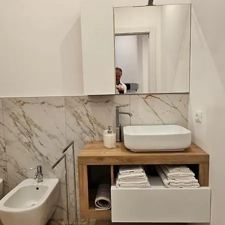Urban De Angeli, 7 Apartman